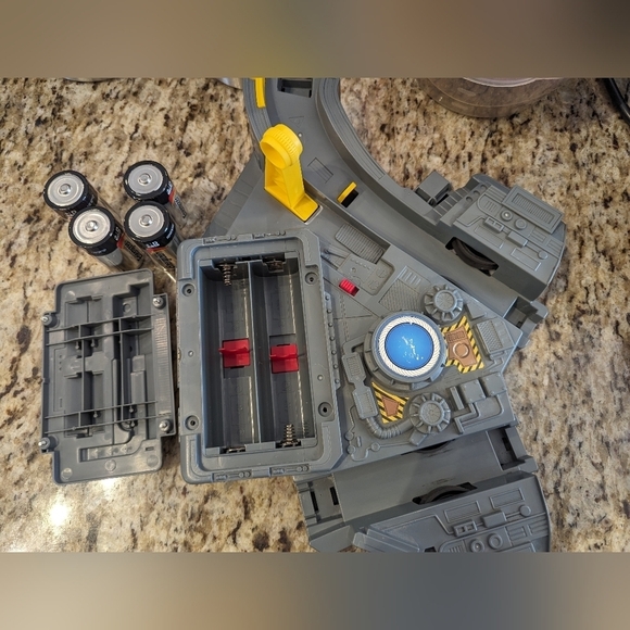 Hot wheels , multiple hot wheels tracks and accessories $700 mrsp 2 Lots - Picture 4 of 11